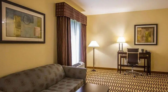Четырёхместный номер Standard Comfort Suites Simpsonville - Greenville