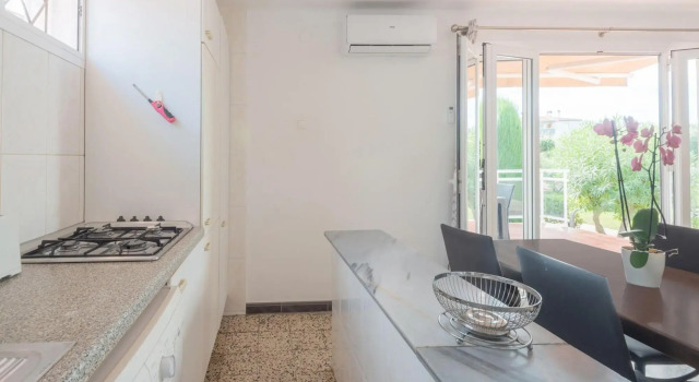 Spacious Holiday Home in Cambrils with Shared Swimming Pool, Book Hotel Hoteller i Costa Dorada med pool, Swimmingpool