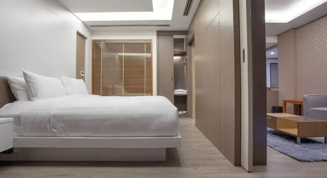 Люкс с балконом и с красивым видом из окна The Zense Boutique Hotel