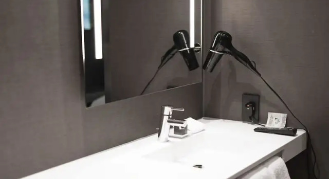 Двухместный номер Standard AC Hotel by Marriott Madison Downtown