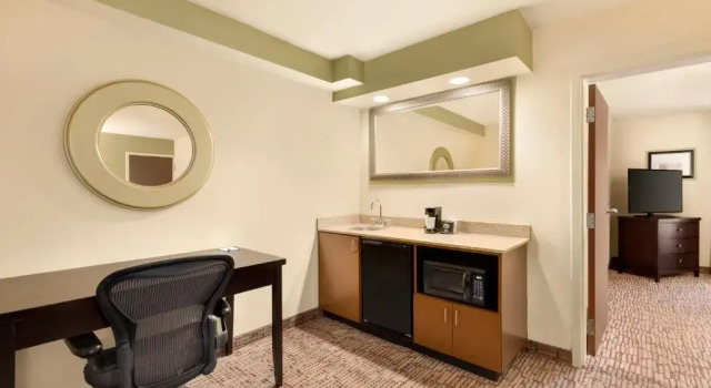 Двухместный люкс c 1 комнатой Garner Hotel Augusta West by IHG