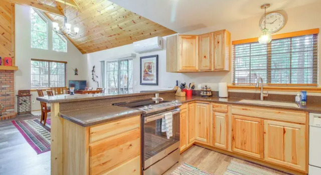 Коттедж 4 Mi to Lake: Pet-friendly Cabin in Pinetop