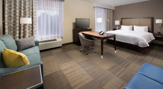 Люкс Hampton Inn & Suites Falls Church