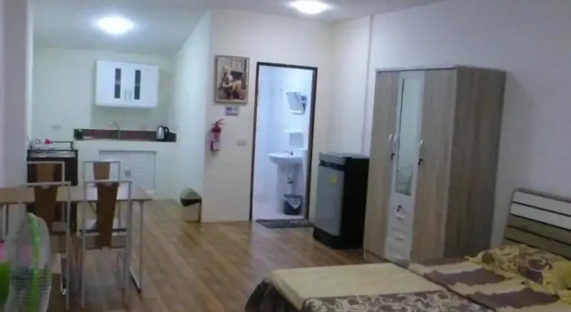 1 Double bedroom apartment with Pool and extensive Kitchen diningroom, Book Lejlighed Hoteller i Phen med parkering, Parkering