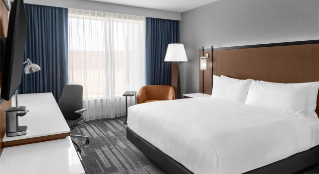 Четырёхместный люкс с 2 комнатами Doubletree By Hilton Midland West Loop I-250