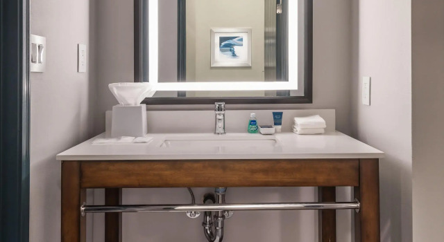 Двухместный люкс c 1 комнатой Four Points by Sheraton Anchorage Downtown