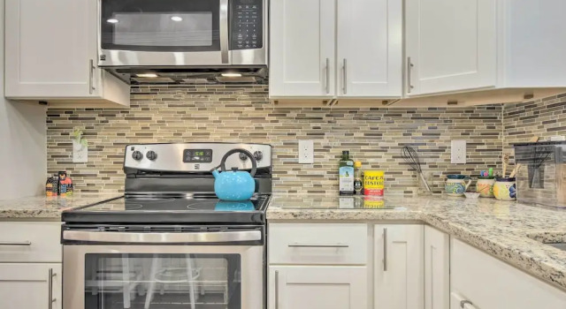 Апартаменты c 1 комнатой Tree-lined Durham Townhome: Close to Parks!