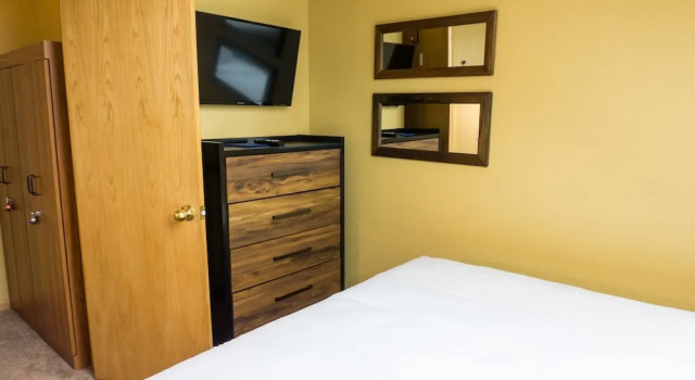 Номер Standard Bright Winter Stay W/skylight 2br/ba Short Stroll To Main St 2 Bedroom Condo by RedAwning