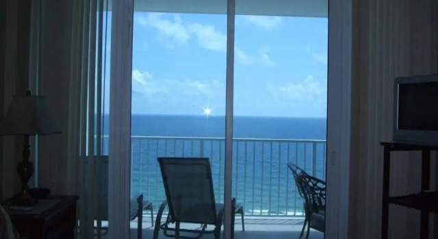 Номер Standard Lighthouse 1405 by ALBVR - Floor to ceiling sliding glass doors - 2BR plus kids bunk room