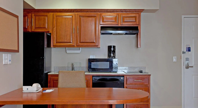 Двухместный люкс c 1 комнатой Candlewood Suites LAX Hawthorne by IHG