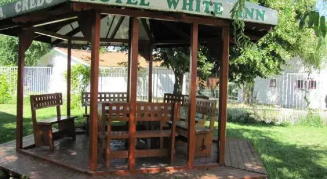 Hostel White Inn