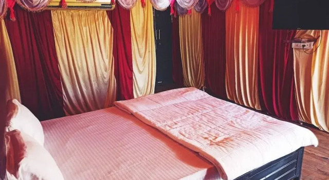 OYO 75800 The Royal Mini Resort, Забронировать Мини-отель Отели штата Махараштры с бассейном, Бассейн