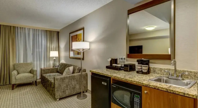 Люкс с видом на реку Embassy Suites by Hilton Cincinnati RiverCenter