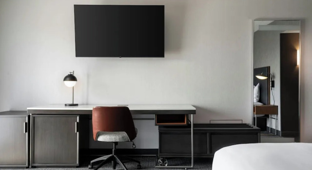 Двухместный люкс с балконом Courtyard by Marriott Cleveland Beachwood