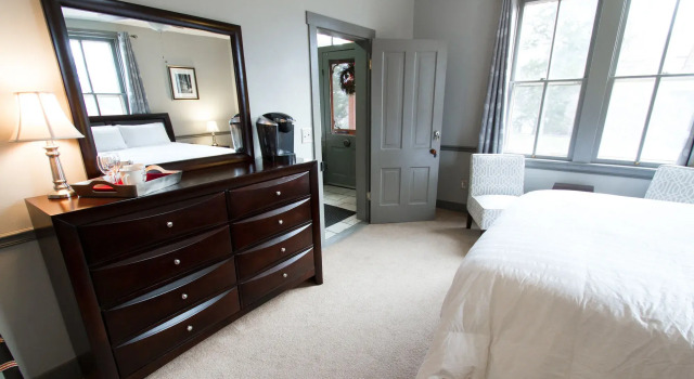 Captain Wohlt Inn Bed & Breakfast, Book Hotel Hermann Missouri