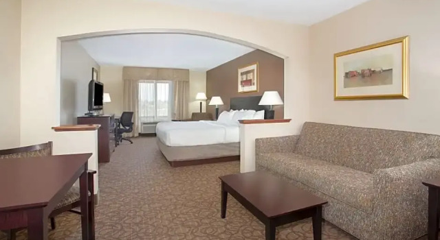 Люкс Standard Holiday Inn Express Hotel & Suites Concordia by IHG