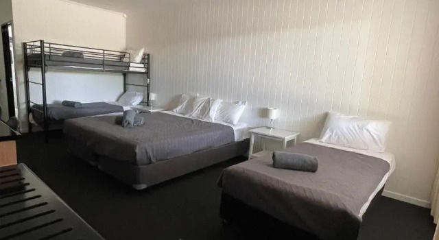 Семейный номер Deluxe Albert Park Motor Inn - Pool and shaded parking