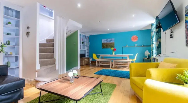 Pebble Mews House - Sleeps 6 to 8 Guests, Забронировать Отель Отели Исторического графства Суссекса с парковкой, Парковка