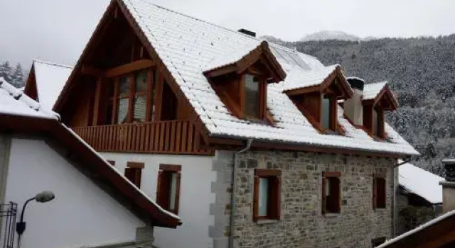 Metsola Apartamentos Rurales, Book Lejlighed Hoteller i Roncal Valley med parkering, Parkering