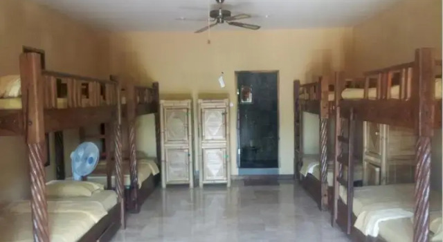Кровать в общем номере Bale Sasak Bungalow