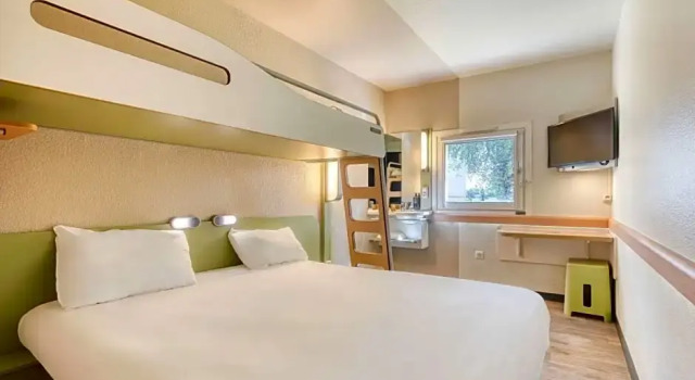Четырёхместный номер Standard ibis budget Versailles - Trappes