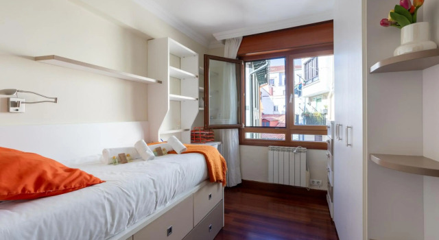 LAMERAGANE, en el centro histórico junto al parque, Book Hotel Bermeo 