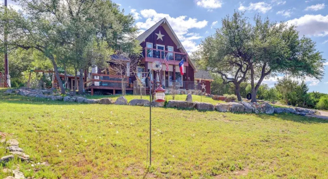 Коттедж Pet-friendly Canyon Lake Cabin, 1 Mi to Water!