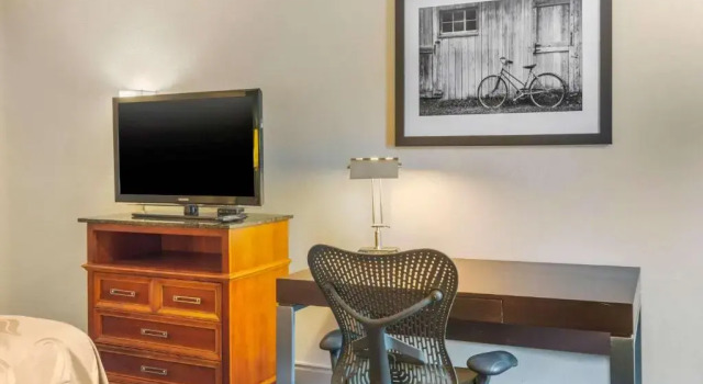 Номер Standard с видом на бассейн Quality Inn & Suites Apex - Holly Springs NC