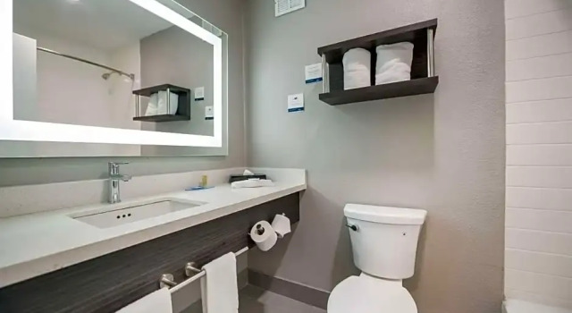 Deluxe Zimmer Clarion Pointe Marshall