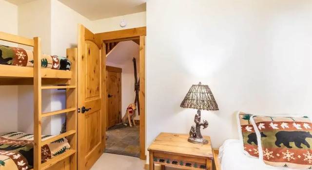 Beautiful Mountain 2 Bedroom Ski-In/Ski-Out in Ski Trails by RedAwning Save 10% on 3 Nights, 15% on 5 Nights!, Забронировать Апартаменты/квартира Апартаменты Траков, рядом с Tahoe Zephyr Express, Апартаменты/квартира