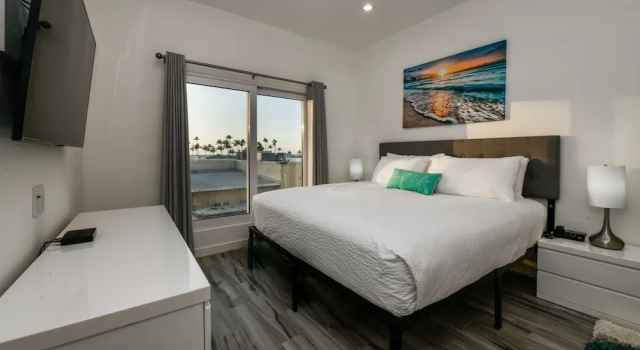 Апартаменты с 2 комнатами Luxury 2-bedroom Condo Right on the Strip in Palm Beach