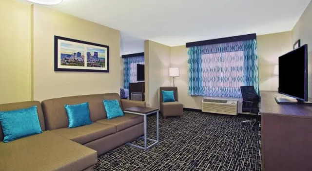 Люкс La Quinta Inn & Suites by Wyndham Fairborn Wright