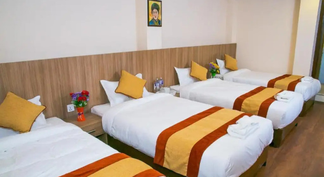 Кровать в общем номере Sakura Boutique Hotel