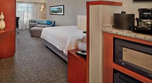 Четырёхместный номер Standard Courtyard by Marriott Stuart