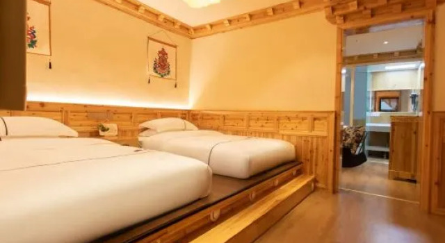 Семейный люкс с видом на внутренний двор Zang Jinyue Lodge (Kangding Love Song Square Liuliu City Branch)