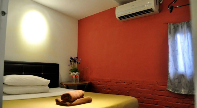 Monkey Motel & Café
