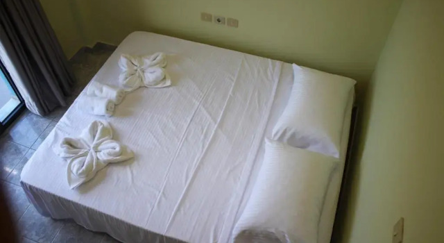 Hotel Mondo, Rezerwuj Hotel Hotele w Gjirokastër County z basenem, Basen