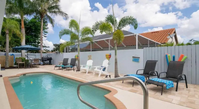 Charming Heated Pool Home - 3 miles to the Beach, Pet and Family Friendly -Available Year Round!, Забронировать Отель Бонита-Спрингс Southwest Florida, рядом с Поле для гольфа Бонита Фэйрвейс