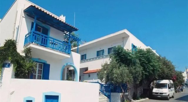 Barbouni Hotel & Studios