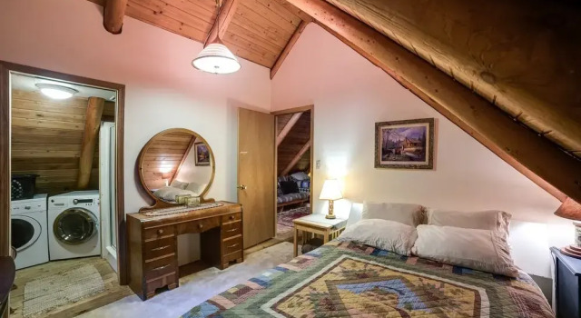 17MBR - Log Cabin - BBQ - Pets Ok - WiFi - Sleeps 8, Buchen Sie Ferienhaus Hotels in Glacier mit Parkplatz, Parkplätze