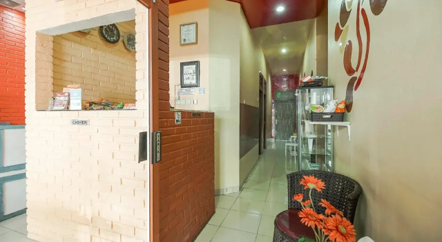 RedDoorz Plus at Hertasning Area Makassar, Book Hotel Hotels in Sulawesi with Parking, Parking