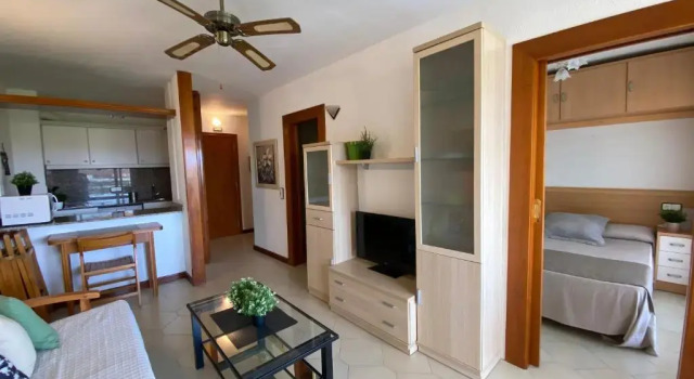 Апартаменты Apartamento con piscina en 1ª línea de playa en Salou