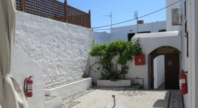 Sarris Studios & Apartments