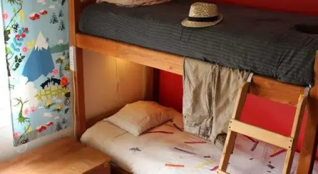 Кровать в общем номере Hostal Compass del Sur