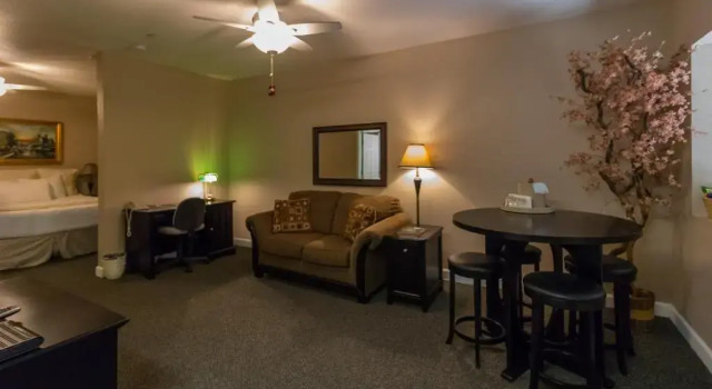 Студия Luxury Grass Valley Courtyard Suites