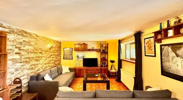 Коттедж Farmhouse Apartment With Pool