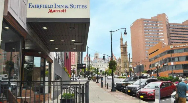 Люкс Fairfield Inn & Suites by Marriott Albany Downtown