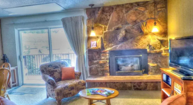 Lift Tickets Ski In Access & Hot Tub, Perfect For Couples, Забронировать Апартаменты/квартира Отели Стимбот-Спрингса с парковкой, рядом с Preview Ski Lift, Парковка