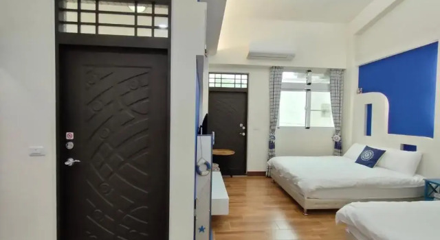 Четырёхместный номер Standard с балконом Xiao Ya Homestay
