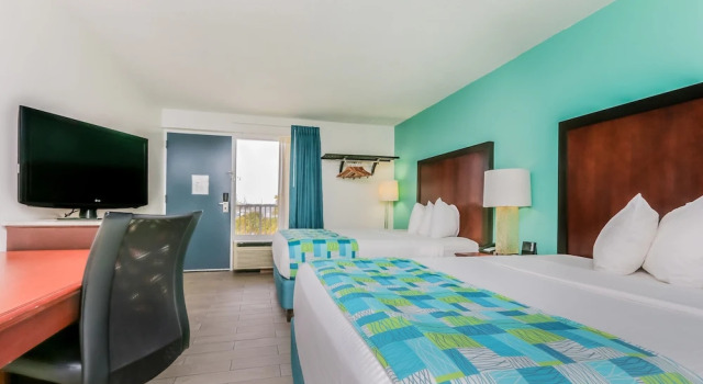 Четырёхместный номер Standard с видом на залив Surf & Sand Hotel